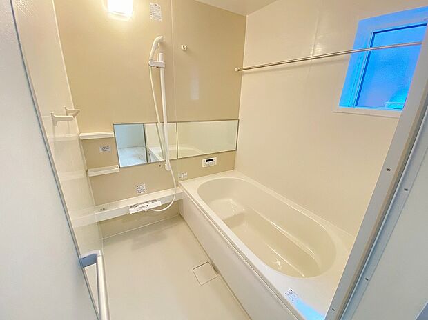【浴室】≪Bathroom≫
窓付きのバスルームは、採光もあり明るく気持ちの良い空間です。窓があることで、換気環境も良好。掃除もスムーズに出来ます。浴室乾燥機付き♪
