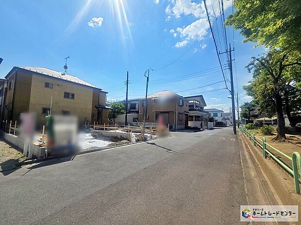 【前面道路含む現地写真】≪地震に強いオリジナル工法を是非お確かめ下さい♪≫
前道が6mあるので、車庫入れが苦手な方でも安心して入れられます。
