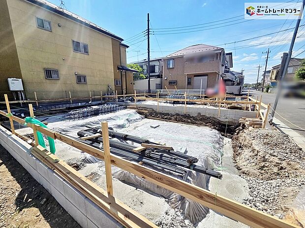 【現地外観写真】※2号棟
これから徐々に家の骨組みが出来上がっていきます。どんな家が建つのか楽しみですね♪
