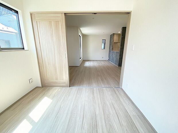 【居室】≪Room≫
リビング隣には日当たり良好の居室付きです。
間仕切りを開ければリビングと繋がり開放感が出ます♪
