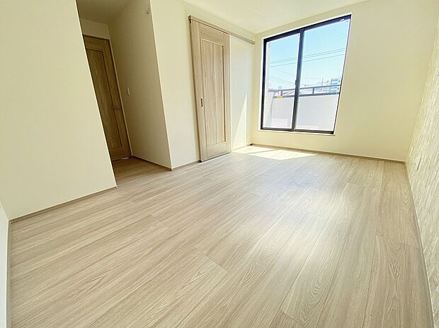 【居室】≪Room≫
木目調の温かみのあるフローリングですので、壁紙ともマッチします!
全居室に収納を完備しておりますので、いつでもお部屋をすっきりとお使い頂けます♪