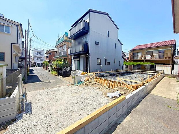 【前面道路含む現地写真】≪見学予約可能！≫
カースペースが2台分ございますので、家族分の自転車を駐輪したり、急な来客用の駐車スペースとしてもお使いいただけます！