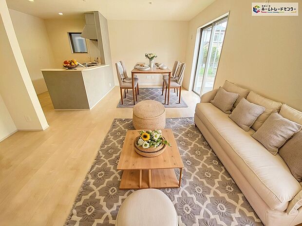 【リビング】≪Living room≫
お子様が走り回っても安心の広々リビングにはご家族との自然なコミュニケーションが生まれる対面キッチンを採用!※家具をCGで加工しています。家具付き販売ではございません。