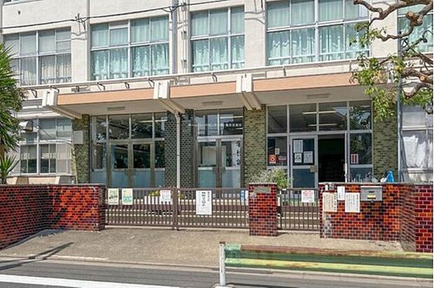 足立区立伊興中学校(約700m)