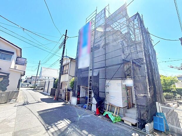 【現地外観写真】静かな住宅街に佇む、落ち着きのある住まい。程よい距離感が心地よく、穏やかで安心感のある暮らしがここから始まります。2026.05撮影
