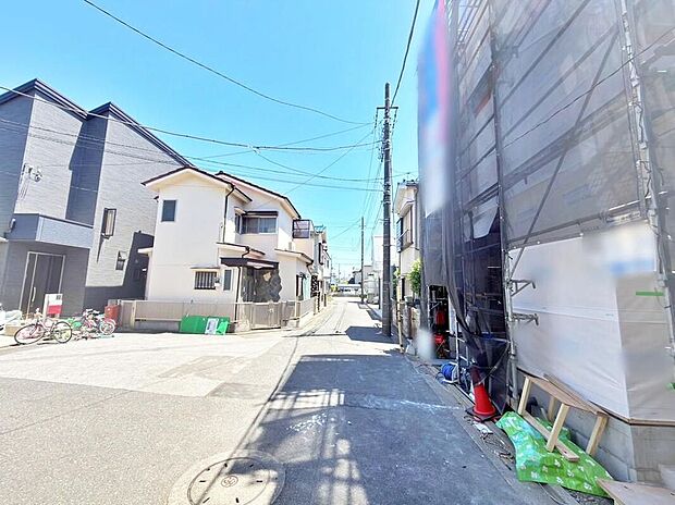 【現地外観写真】≪見学予約可能!≫前面道路幅は4Mですが、その向かいにスペースが設けられているので、陽当たり良好!お車の駐車も安心です♪