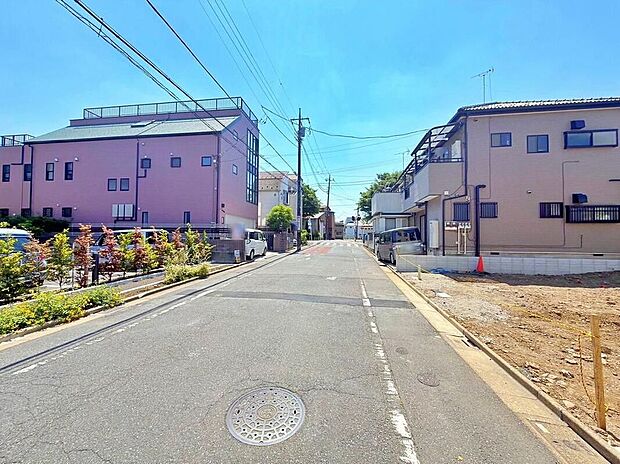 【前面道路含む現地写真】現地（2026年5月）撮影　全面は交通量も少ない広い道路なので、車の出し入れもしやすくなっています♪