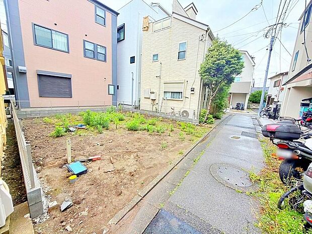 【前面道路含む現地写真】2階リビング配置で日当たり良好◎