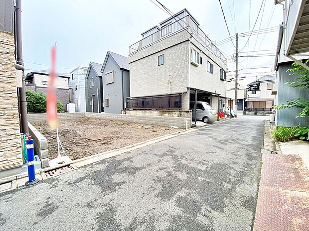 【前面道路含む現地写真】≪見学予約可能！≫
南面にゆとりのある、開放感いっぱいのロケーション。あたたかな日差しが降り注ぐ住まいが誕生します！