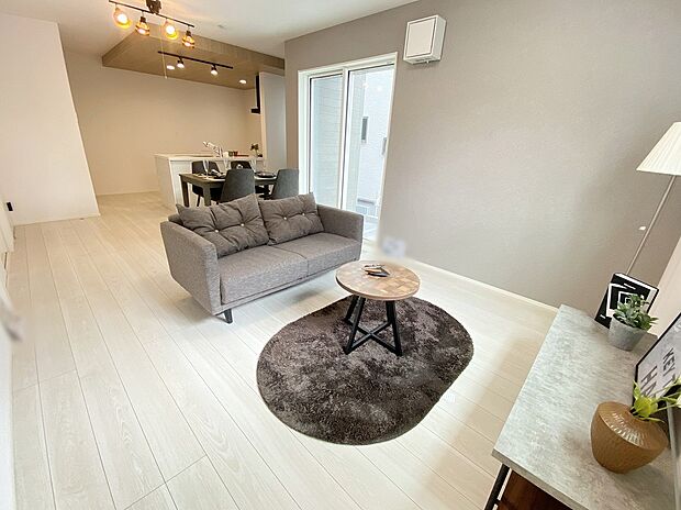 【リビング】≪Living room≫
開放的な雰囲気のリビング！南窓からは心地の良い陽が入ります。明るいリビングで家族団らんの時間を楽しみましょう♪