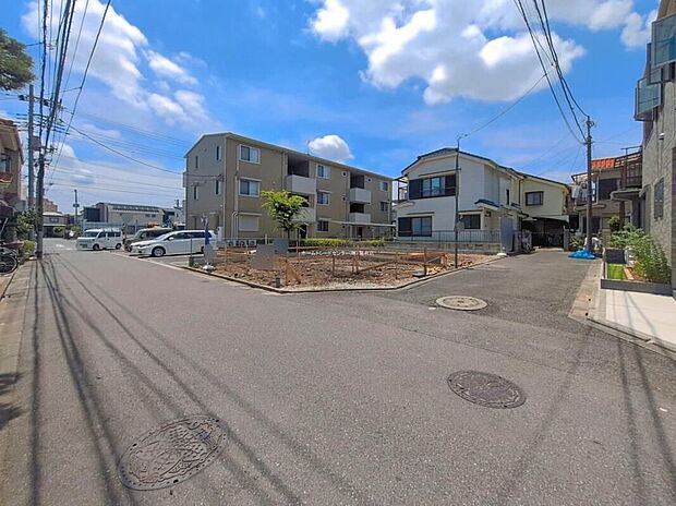 【前面道路含む現地写真】LDKは15.5帖超のゆとりある設計。対面キッチンからご家族の様子を見守れる、心地よい住空間です。<現地(2026年6月)撮影>
