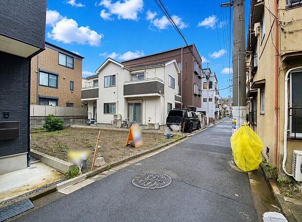 【前面道路含む現地写真】≪内覧以外にも資金計画やライフプランに寄り添ったご提案をいたします♪≫カースペース1台♪前面道路は車通りが多くないので、お車の出し入れもラクラクです♪