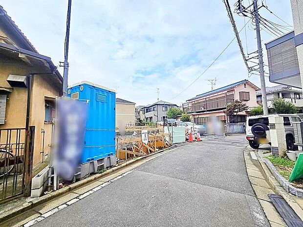 【前面道路含む現地写真】現地(2026年6月)撮影。徒歩圏内に買い物施設が充実!周辺には学校や保育園もあり、お子様のいるご家庭にも嬉しい立地!
