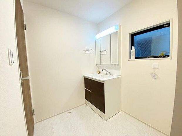 【≪Powder room≫】明るく清潔感溢れるサニタリースペース。毎日使う場所だからこそ、快適な空間となっております♪