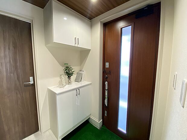 【玄関】≪Entrance≫
お客様をお迎えする玄関は落ち着いた雰囲気。帰り着くたびに洗練された空間に迎えられる喜びを感じる玄関まわりです。