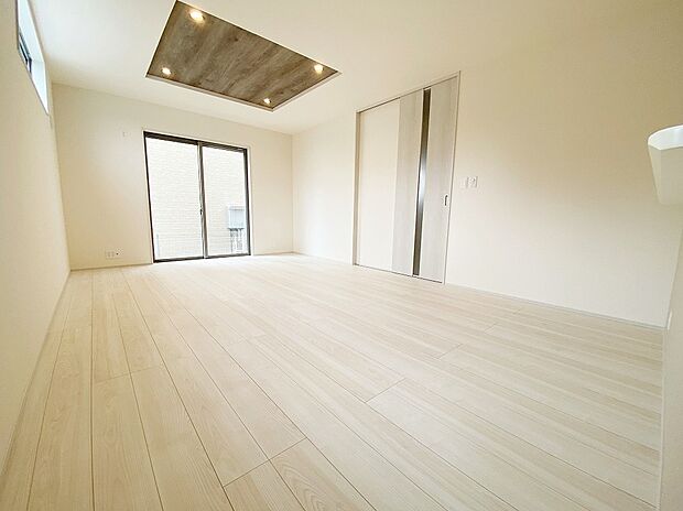 【リビング】≪Living room≫
大きな窓のあるリビングは、陽光あふれる明るい空間です。居心地良く、ご家族皆がゆったり寛げる憩いの空間となりそうです。