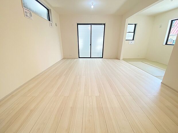 【リビング】≪Living room≫
お子様から片時も目を離せないというママは、LDKに隣接した畳コーナーにおもちゃを置いて遊ばせると安心ですね♪