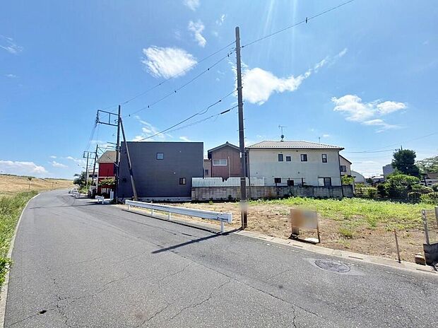 【前面道路含む現地写真】安心して暮らせる住まい「長期優良住宅」です。 現地(2026年7月)撮影