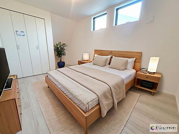 【居室】≪Room≫
開放的な空間に陽の光がたっぷり降り注ぐ、見て明るく!家族も明るく!おうちに帰るのが楽しくなるようなお住まいです☆
※家具をCGで加工しており、家具付き販売ではございません。