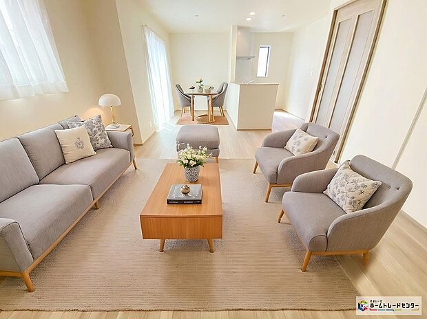 【リビング】≪Living room≫
ご家族との自然なコミュニケーションが生まれる対面キッチンを採用!暖かい光が降り注ぐ、温もりあふれるお住まいです☆
※家具をCGで加工しており、家具付き販売ではございません。