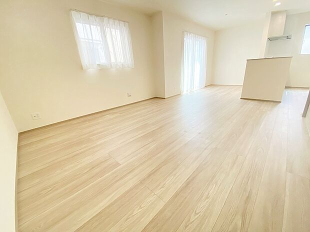 【リビング】≪Living room≫
広々とした開放感あふれるリビングです。ゆったり寛げる充分な広さがございますので、ご家族でインテリアのレイアウトを考えるのも楽しみになりそうです☆