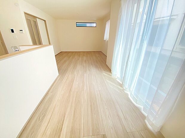 【リビング】≪Living room≫
自然光がたっぷり室内に降り注ぎ、居心地のよいリビング。ご家族の楽しい笑い声が聞こえてきそうです。