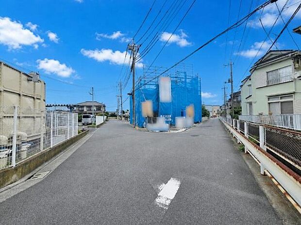 【前面道路含む現地写真】≪見学予約可能!≫
生活するだけの家ではなく「日々を楽しむ暮らし」を♪2駅利用可能!陽当たり・風通しの良い道路に面した住まい♪
