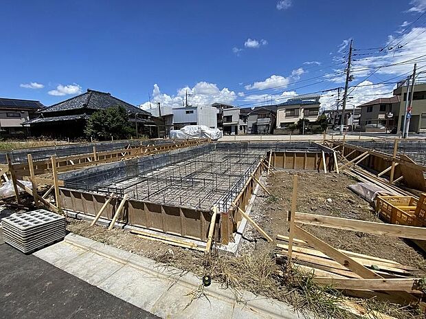 【基礎配筋が進む分譲地の外観】南東8m公道と開発道路4.5mに接する整形地のため車の出し入れもスムーズに行えます。各号棟駐車1台分を確保しております。現地（2026年8月）撮影