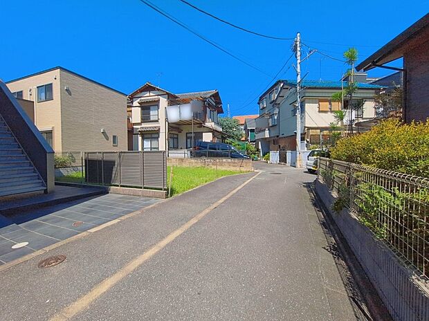 【前面道路含む現地写真】東側4m私道に接道しており、周囲は住宅が立ち並んでいます。現地(2026年8月)撮影