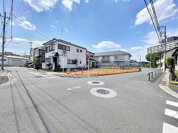 【前面道路含む現地写真】≪見学予約可能！≫小学校まで徒歩4分！お子様の通学も安心♪最寄り駅にはショッピングセンターもありお買物にも便利♪ご家族みんなが暮らしやすいエリアです♪