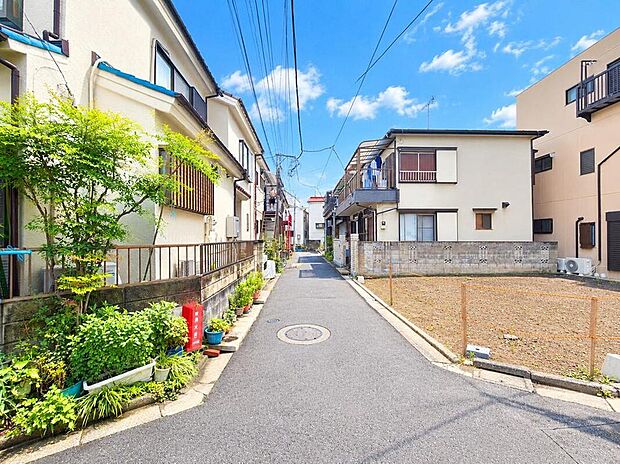 【前面道路含む現地写真】現地(2026年9月)撮影
多方向から光が差し込む角地の開放感と、人目につきやすい安心の防犯性を兼ね備えた立地です。