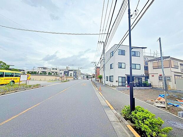【前面道路含む現地写真】現地(2026年9月)撮影
道路幅16mのアスファルト舗装道路沿いの外観写真です。木造3階建の外観が確認でき、最寄りは都営新宿線「一之江」駅徒歩9分。駐車は車種制限の可能性があります。