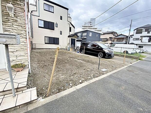 【現地外観写真】整地された建築予定地の外観。南東側約13.6m公道に面しています。現地（2026年9月）撮影