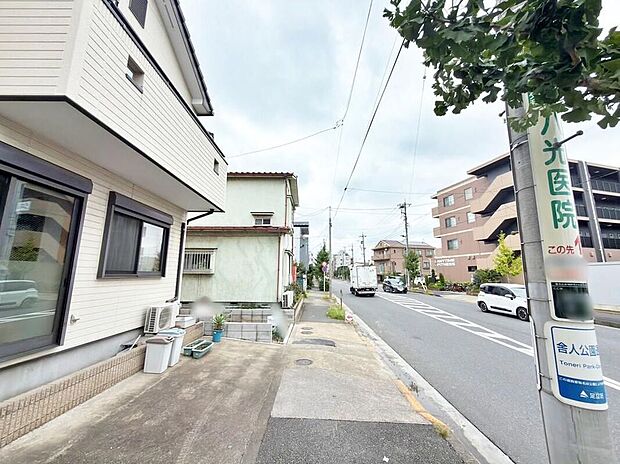 【前面道路含む現地写真】現地(2026年9月)撮影
☆スーパー・コンビニ・ドラッグストア等のお買い物施設が近く、便利な住環境です◎
小学校は徒歩7分!お子様も安心して通学出来ますね♪