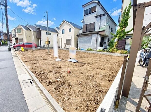 【現地外観写真】全2区画の分譲地内の更地写真。道路幅約5.5m、土地面積は約80.78~83.42m2、駐車1台可能です。/現地(2026年9月)撮影