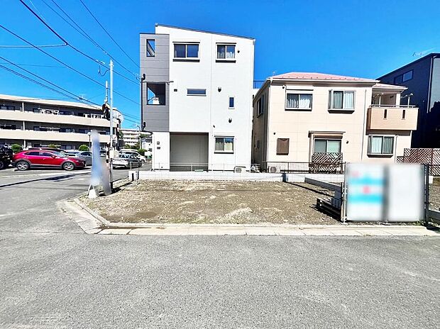 【前面道路含む現地写真】整形の更地です。隣家が並ぶ住宅街に位置し、前面はアスファルト舗装の公道（幅員約4.5～5.3m）に面しています。青井駅徒歩4分の立地。現地（2026年10月）撮影