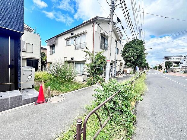 【前面道路含む現地写真】◆住宅性能評価の6項目で最高等級を取得！◆
耐震等級(倒壊・損傷等防止)・耐風等級・劣化対策等級
ホルムアルデヒド対策等級・維持管理対策等級現地（2026年10月）撮影※解体工事前の写真です