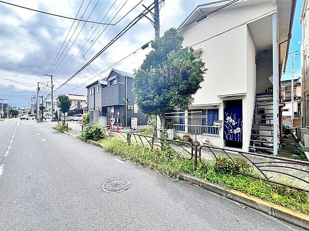 【前面道路含む現地写真】○充実の仕様設備でワンランク上の新生活〇
パントリーやリビング収納など充実の収納設計でお部屋もスッキリ♪現地（2026年10月）撮影※解体工事前の写真です
