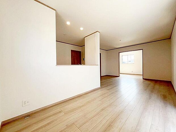 A号棟
明るい雰囲気が心地いい約１６．７５帖の広々としたリビング♪　
採光良好です！　
家族団らんの時間も増えそうなくつろぎの場所になりそう♪