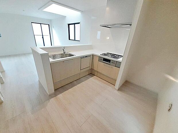 3号棟
収納力豊富なシステムキッチン。
毎日の洗い物がラクになる便利な食洗機付きです♪
時間を短縮して、家事の時間も確保できます。