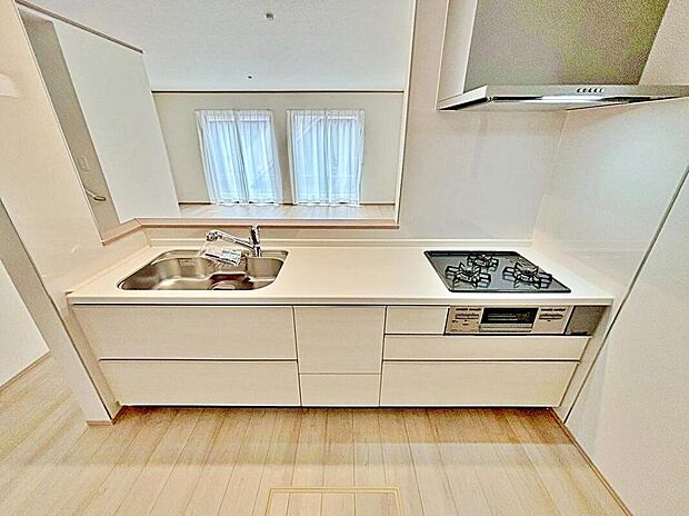 2号棟
収納力豊富なシステムキッチン。
大型スライド収納付きで、すっきり片付けやすいキッチンです。床下収納もついています♪