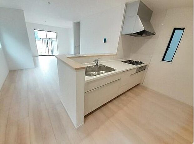 3号棟
収納力豊富なシステムキッチン。
大型スライド収納付きで、すっきり片付けやすいキッチンです。
床下収納もついています♪