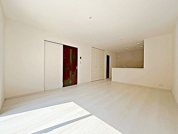 【１号棟】
１６帖の採光良好な明るいリビング♪
対面式キッチンは、家事をしながら家族の様子が一目でわかる安心＆便利設備♪