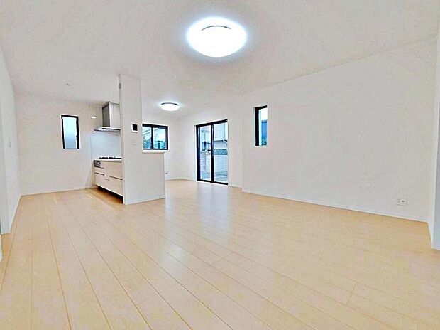 陽光ふりそそぐ明るい約17.87帖のリビング。
対面式キッチンは、家事をしながら家族の様子が一目でわかる安心&便利設備♪