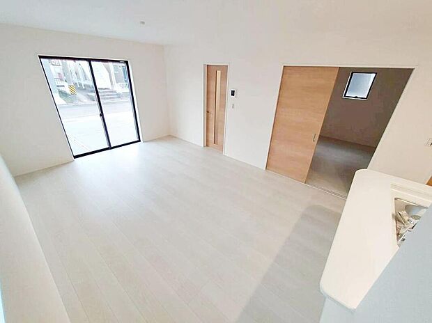 1号棟
明るい雰囲気が心地いい15.7帖のリビング♪
採光良好です!
家族団らんの時間も増えそうなくつろぎの場所になりそう♪