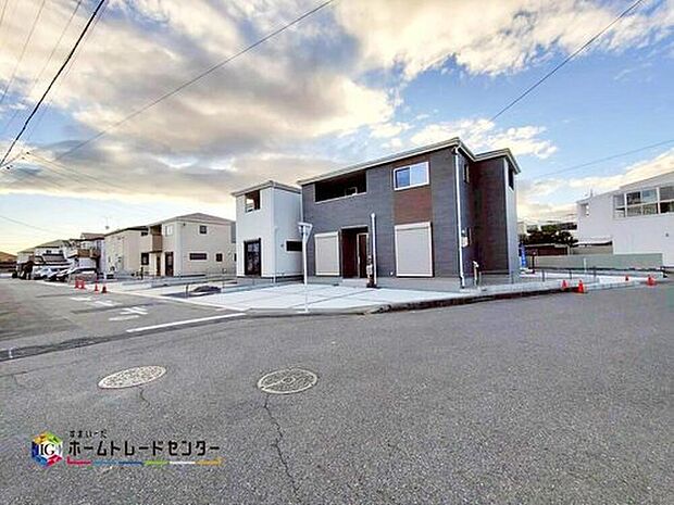 前面は、北側約12m、東側約6mの道路です。
ゆとりがあり、駐車も落ち着いて行える環境になっています。
しっかり舗装されているので、ベビーカーや自転車も快適に通れます♪