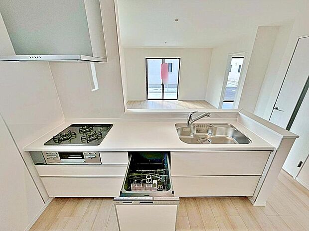 B号棟
収納力豊富なシステムキッチン。
大型スライド収納付きで、すっきり片付けやすいキッチンです。床下収納もついています♪