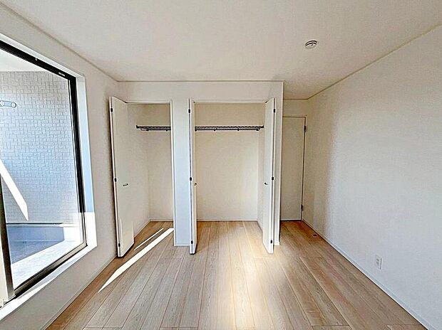 各居室に収納スペースを設けました！
お洋服をたくさんお持ちの方でもたっぷり収納できます。
お部屋を最大限広くご活用いただけます♪