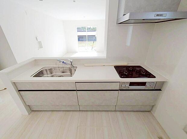 ３号棟
収納力豊富なシステムキッチン。大型スライド収納付きで、すっきり片付けやすいキッチンです。