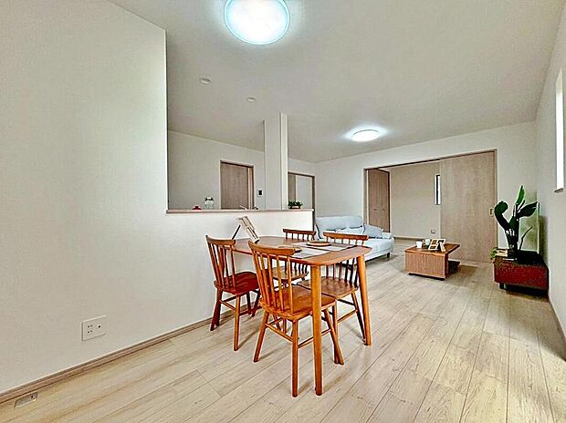 陽光ふりそそぐ明るい約１６．２５帖のリビング。
対面式キッチンは、家事をしながら家族の様子が一目でわかる安心＆便利設備♪